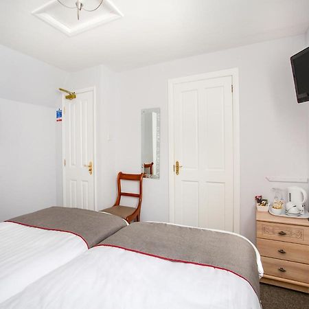 Oyo Timothy'S Hotell Tenby Exteriör bild