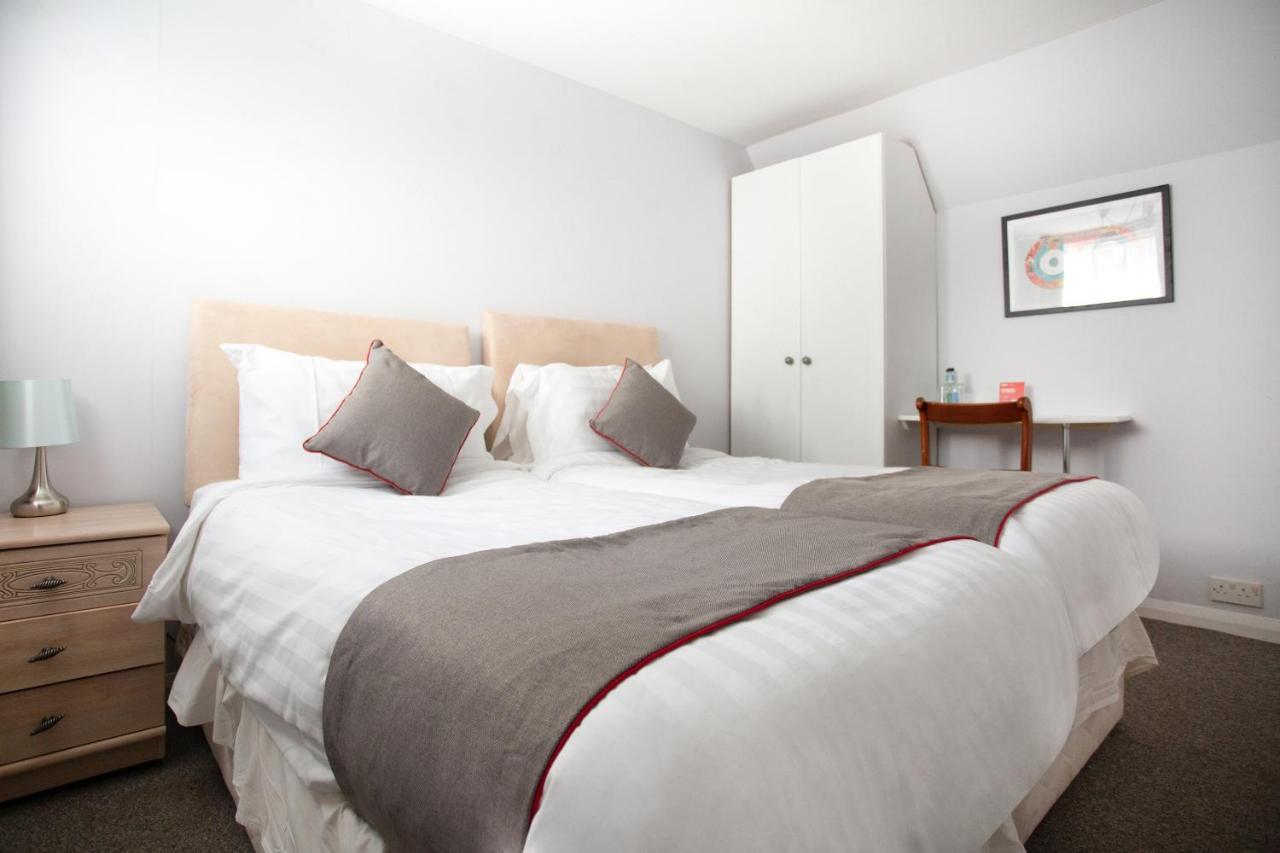 Oyo Timothy'S Hotell Tenby Exteriör bild