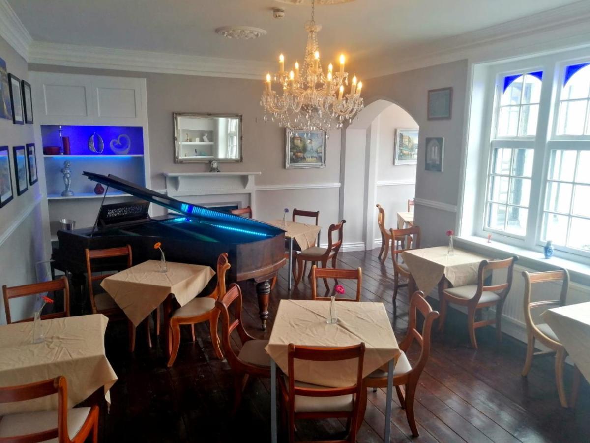 Oyo Timothy'S Hotell Tenby Exteriör bild
