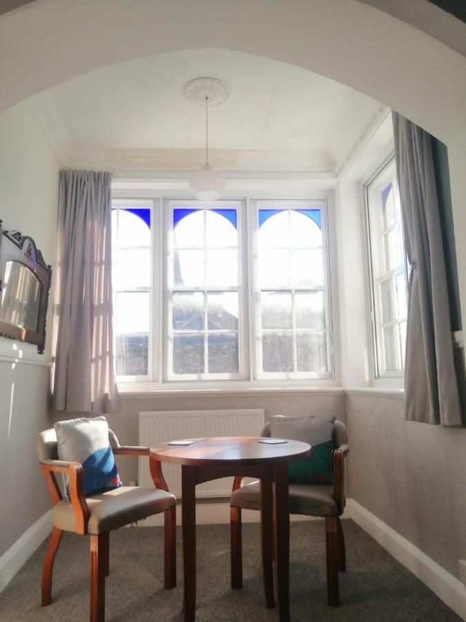 Oyo Timothy'S Hotell Tenby Exteriör bild