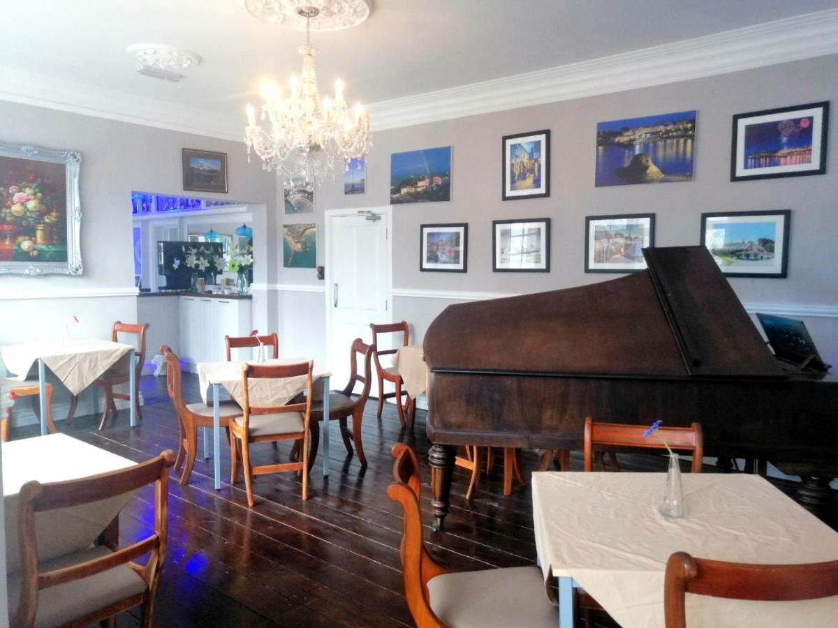 Oyo Timothy'S Hotell Tenby Exteriör bild