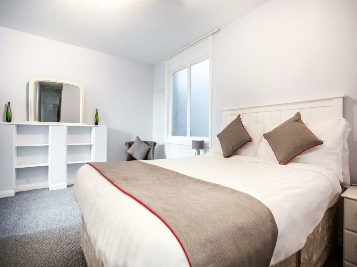 Oyo Timothy'S Hotell Tenby Exteriör bild